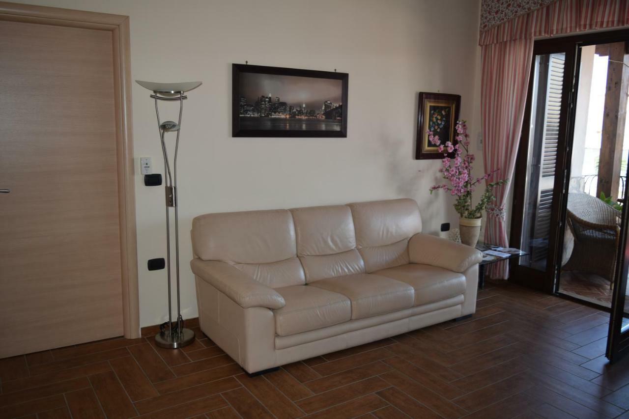 Bed &Breakfast Pinetamare Bed and Breakfast Castel Volturno Exteriör bild