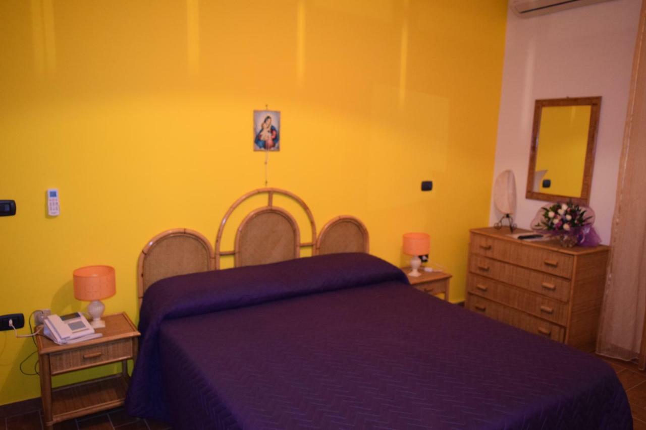 Bed &Breakfast Pinetamare Bed and Breakfast Castel Volturno Exteriör bild